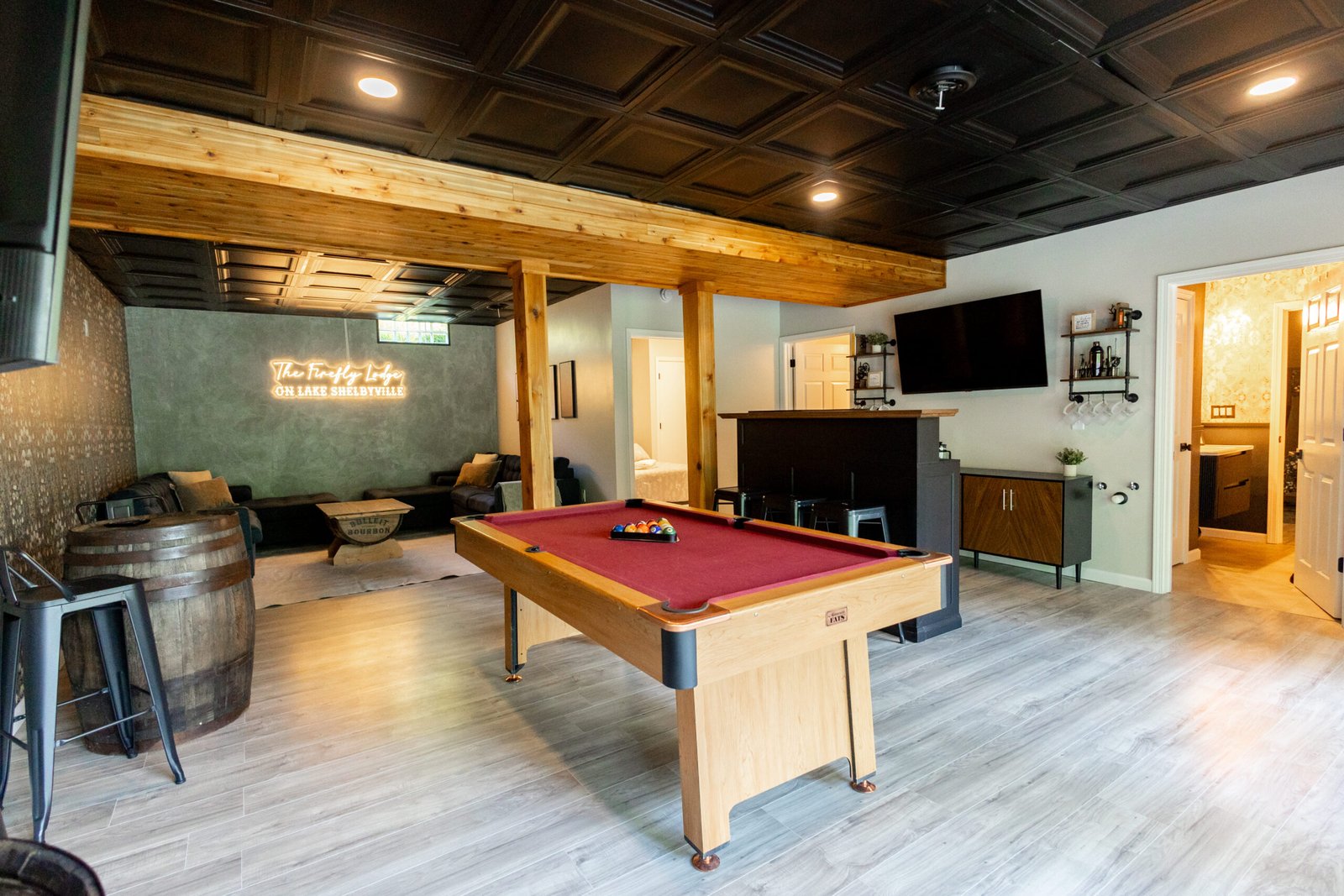 Lounge and bar at Firefly Lodge